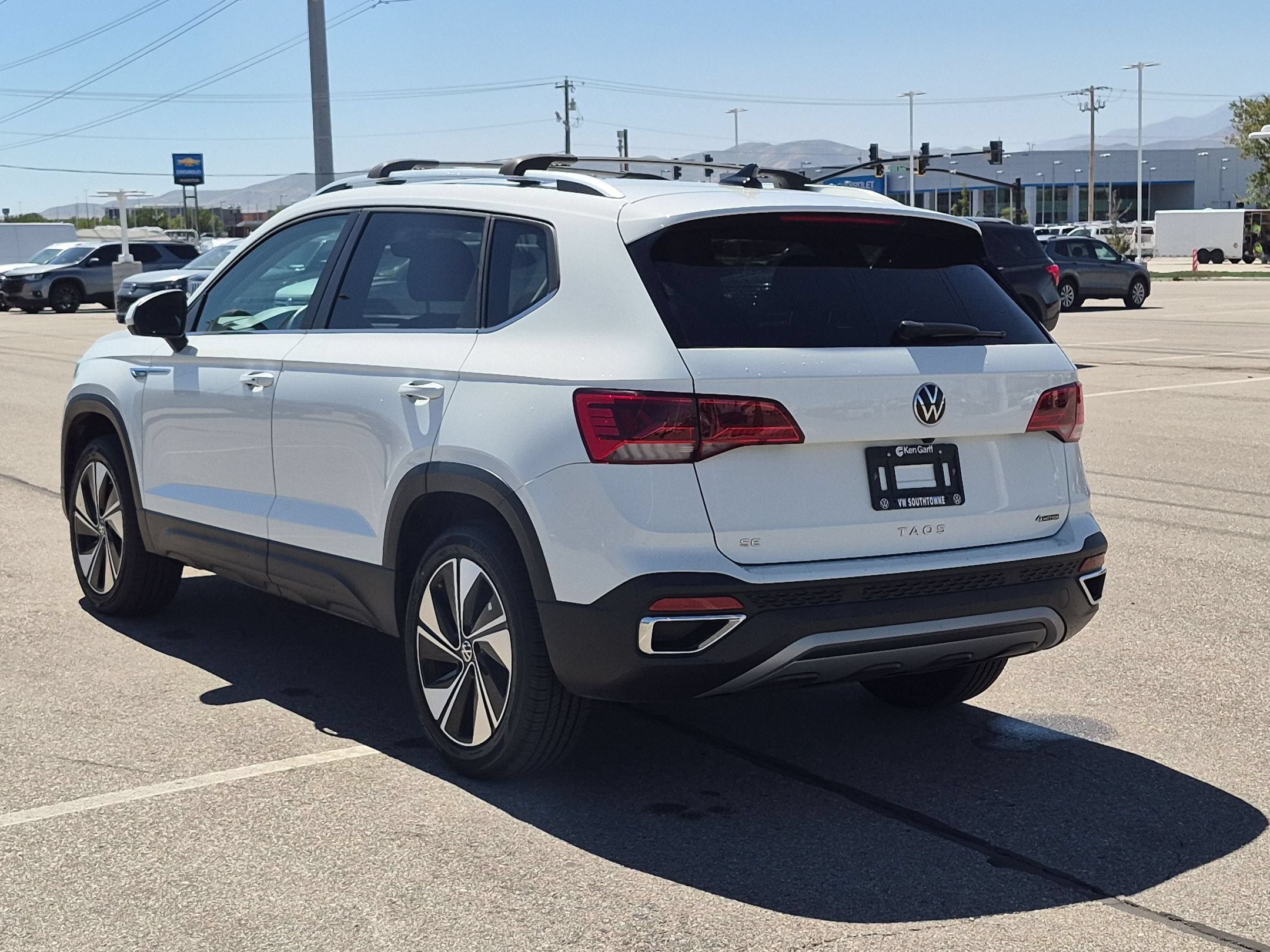 Used 2024 White Volkswagen SE image 5