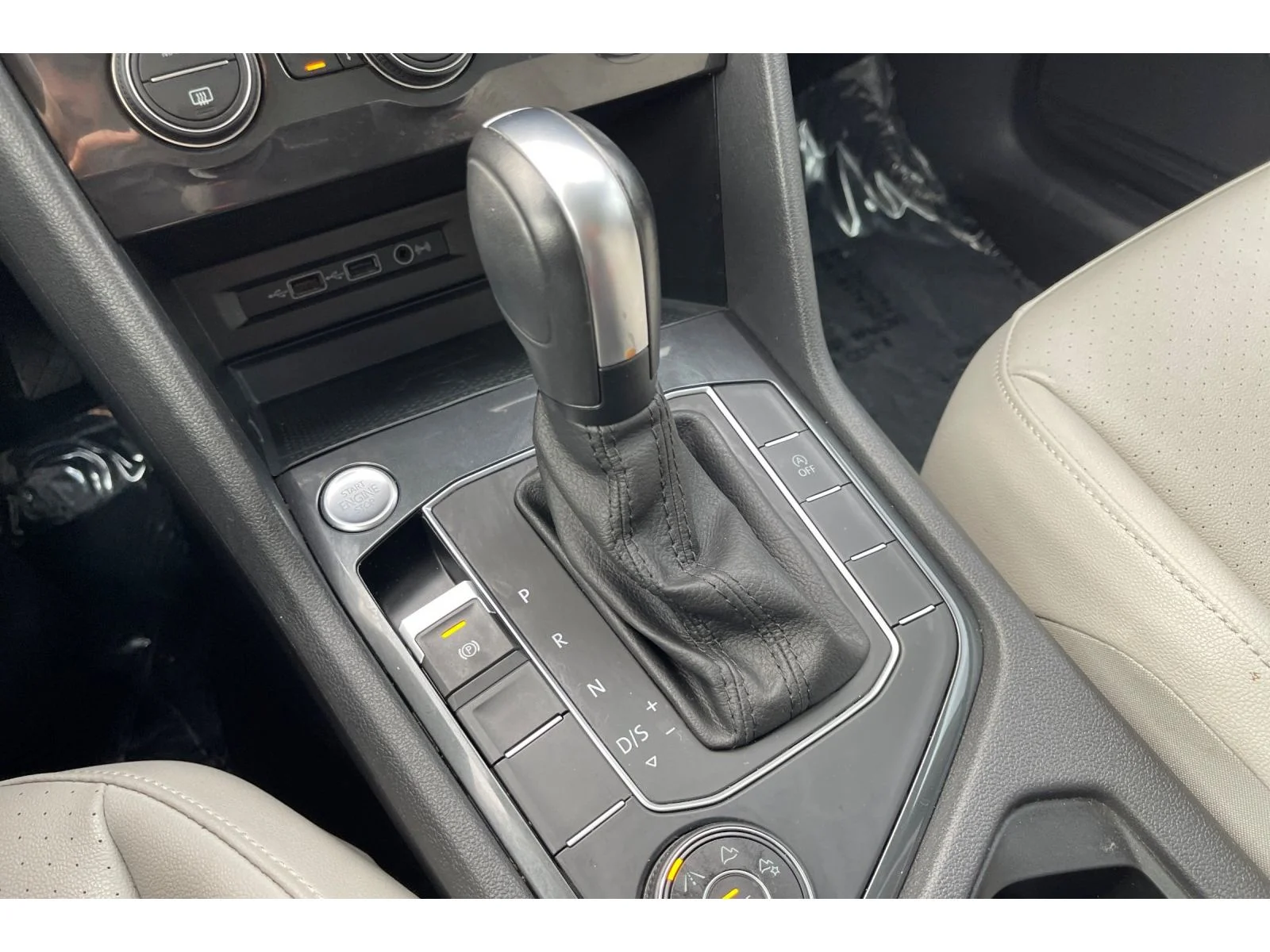 Used 2020 Platinum Gray Metallic Volkswagen SE image 30