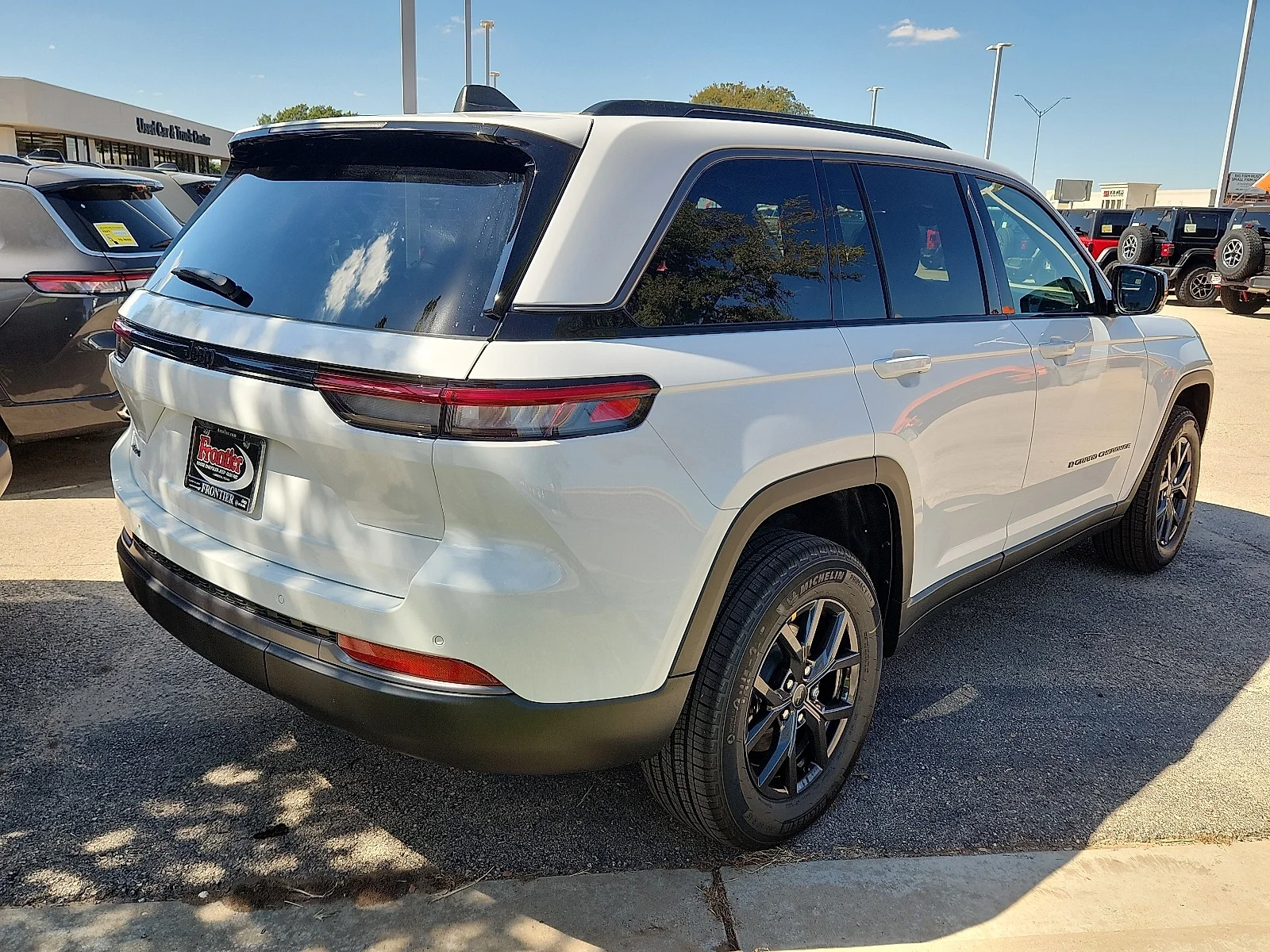 New 2027 Bright White Clear-Coat Paint Jeep LAREDO ALTITUDE 4X4 image 3
