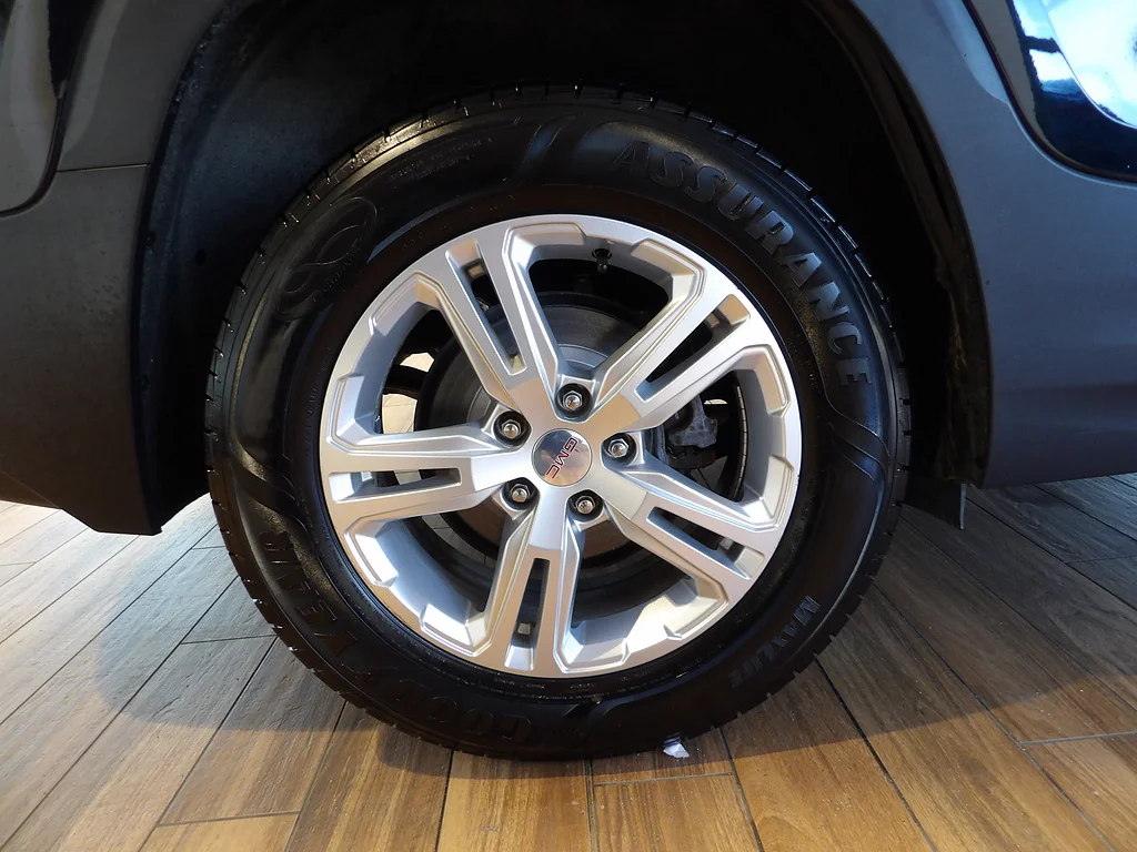 Used 2018 Ebony Twilight Metallic GMC SLE image 7