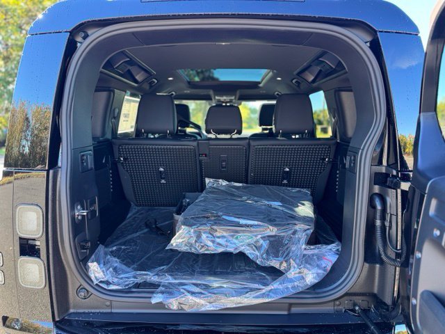 New 2026 Santorini Black Land Rover X-Dynamic SE image 9