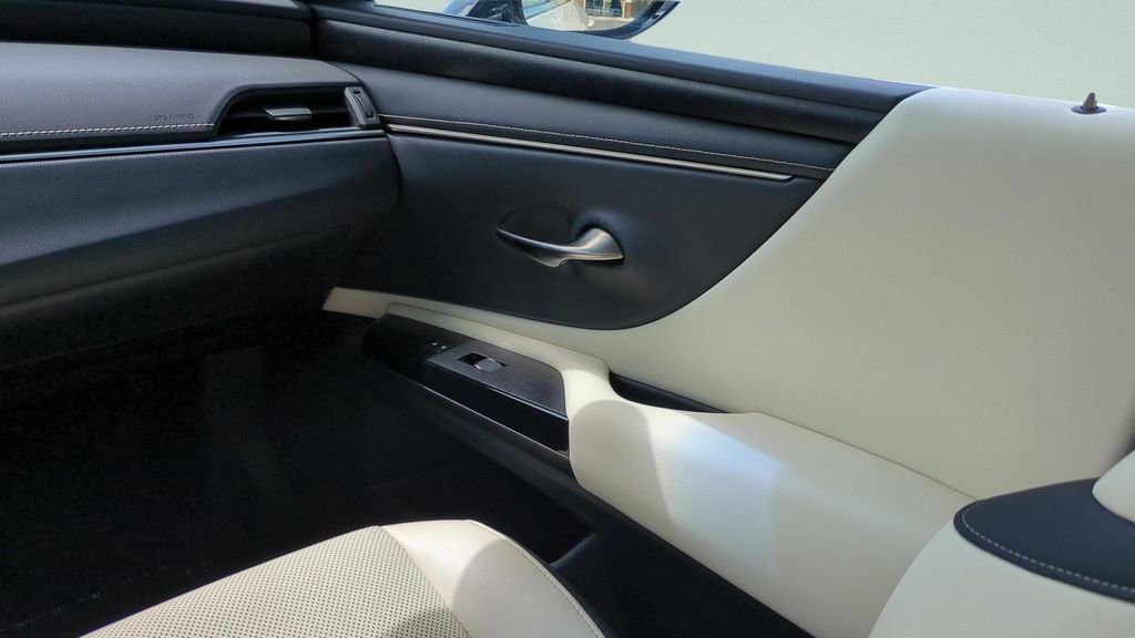 Used 2022 White Lexus 350 image 12