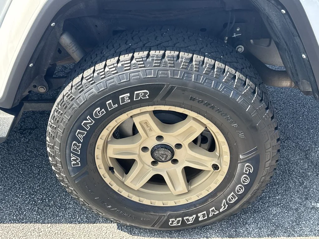 Used 2021 White Jeep Overland image 19