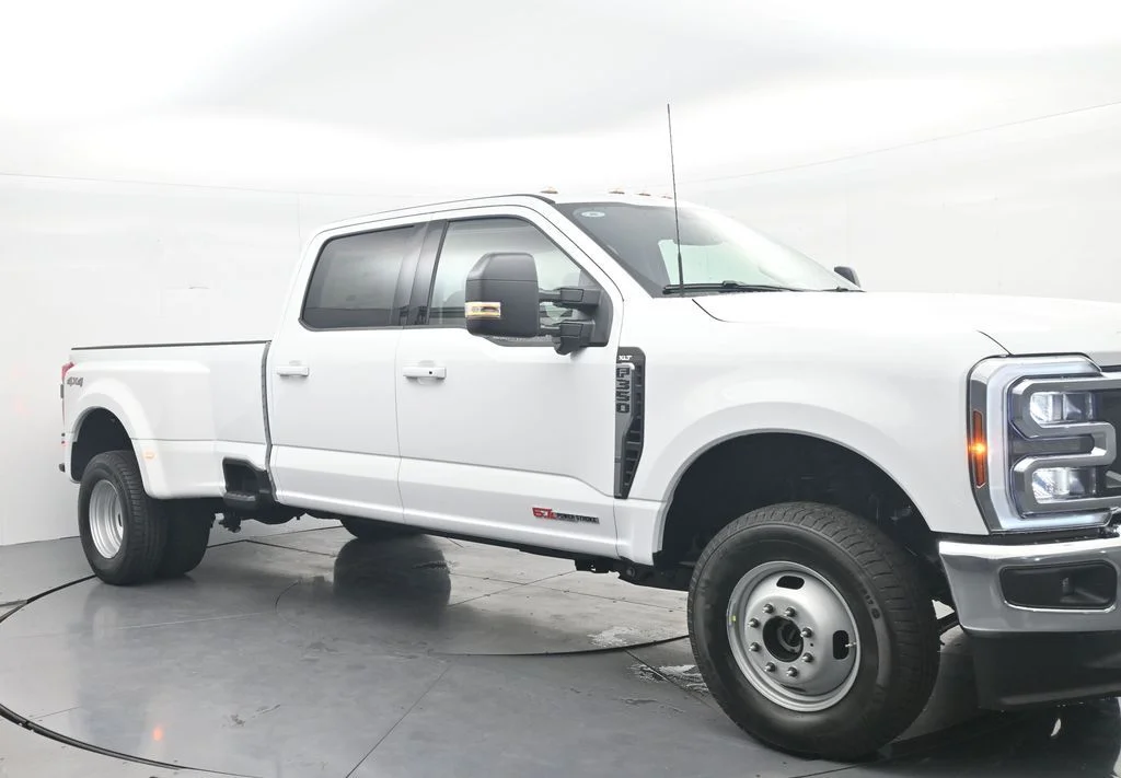 New 2026 Oxford White Ford F-350® XLT image 4