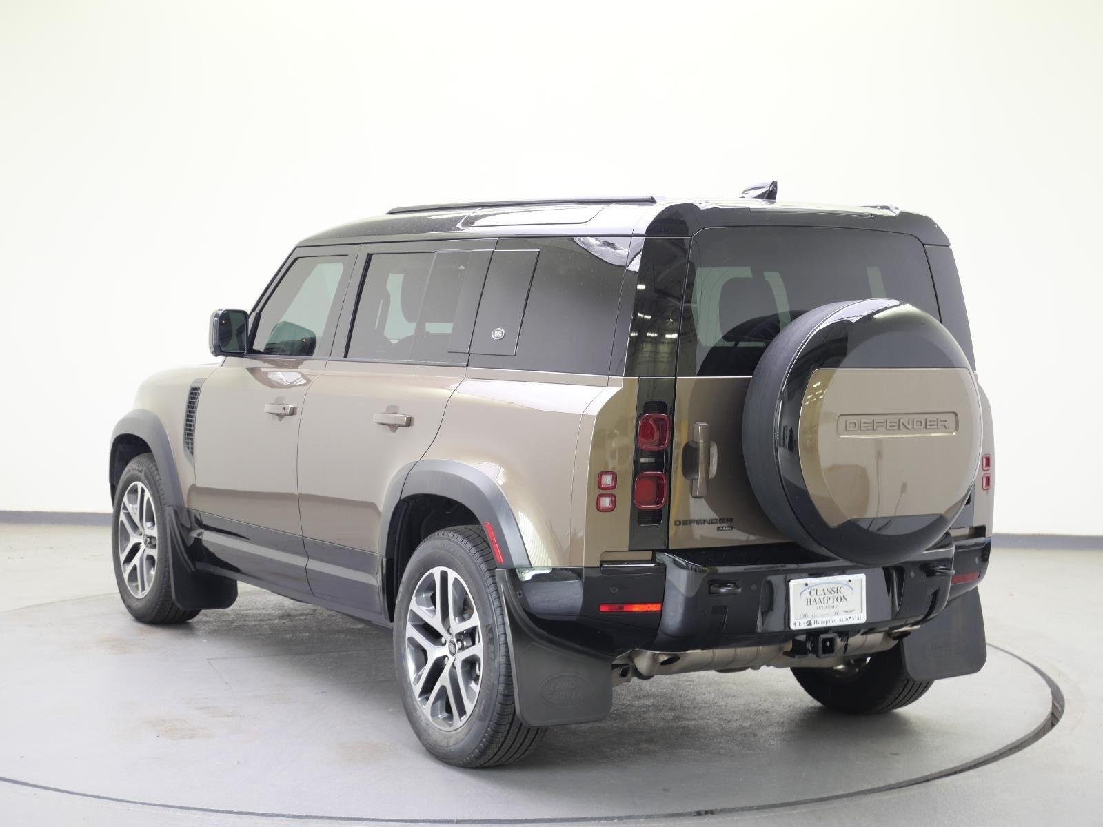 Used 2022 Gondwana Stone Metallic Land Rover X-Dynamic HSE image 10