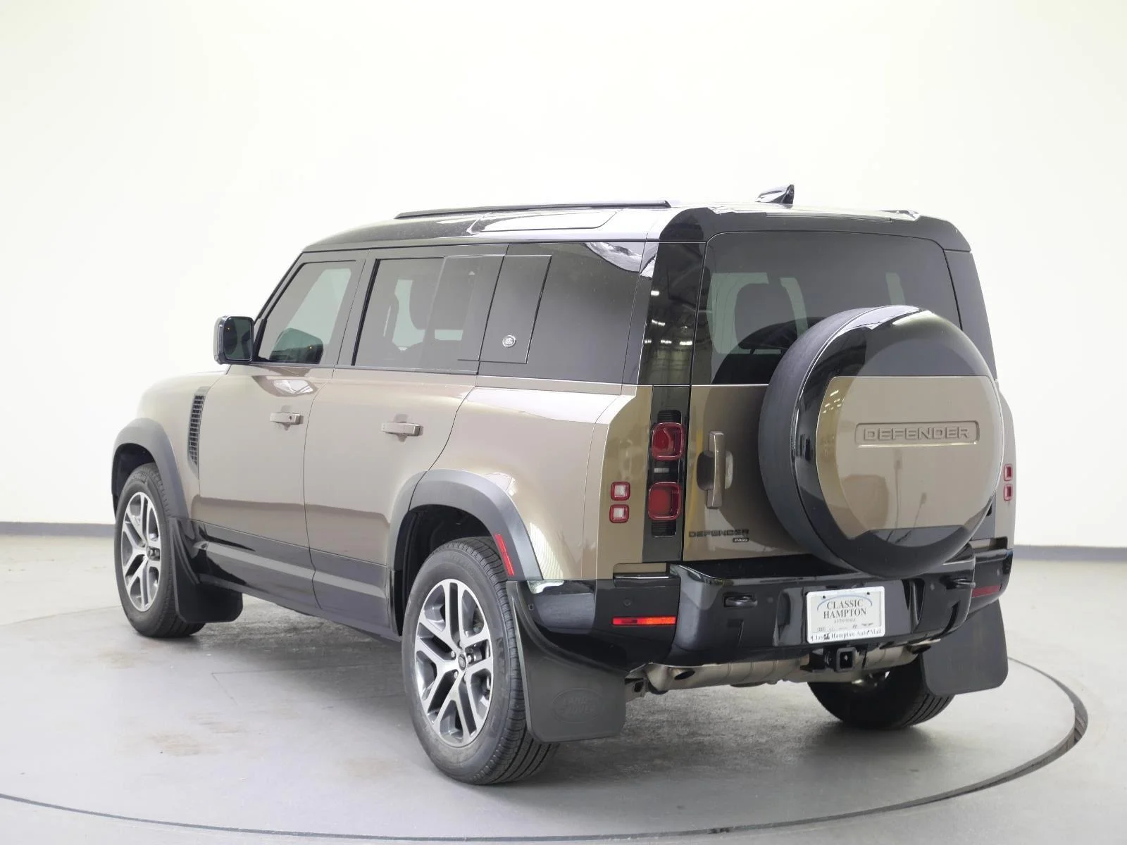 Used 2022 Gondwana Stone Metallic Land Rover X-Dynamic HSE image 11