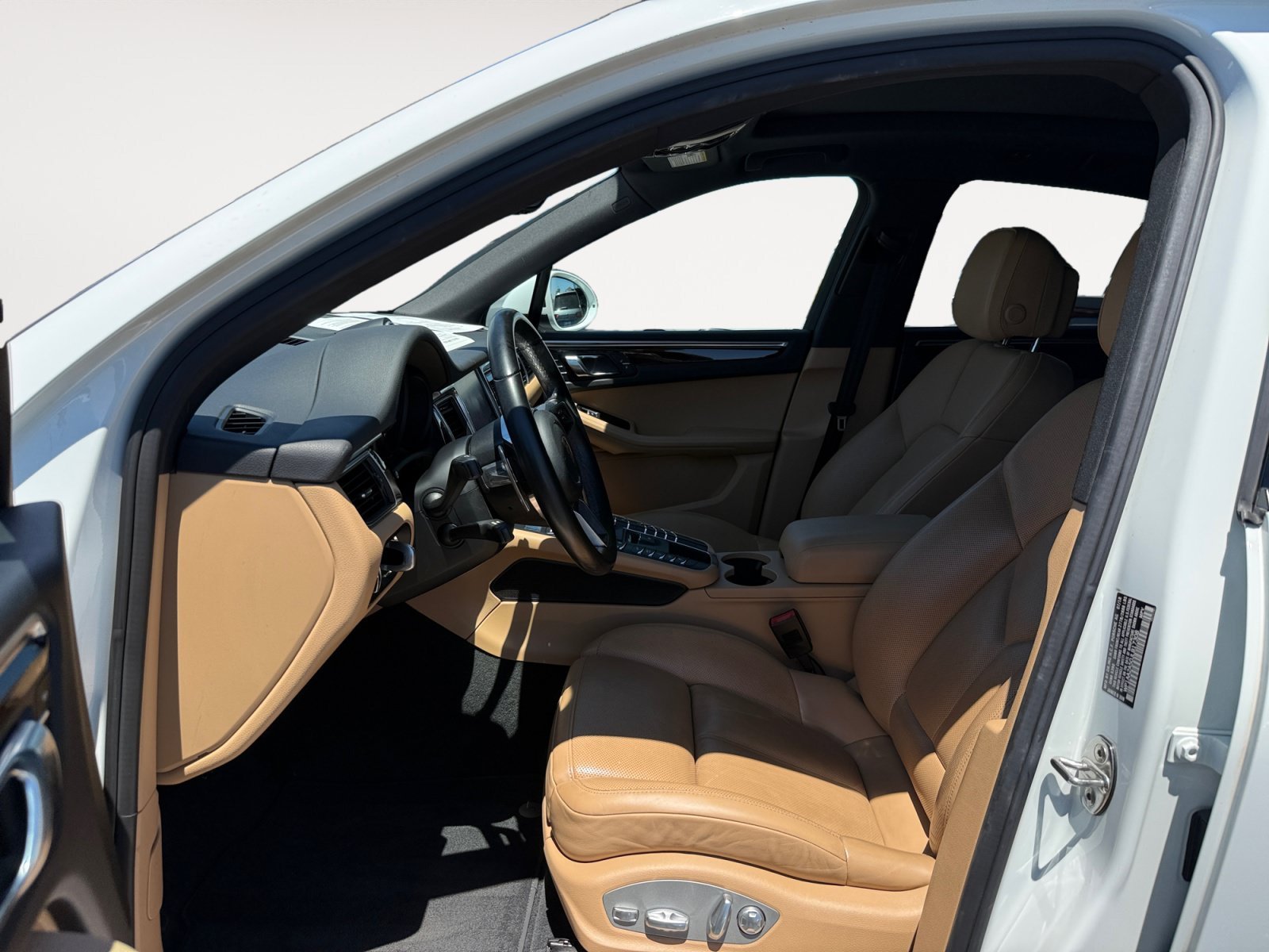 Used 2018 White Porsche Base image 10
