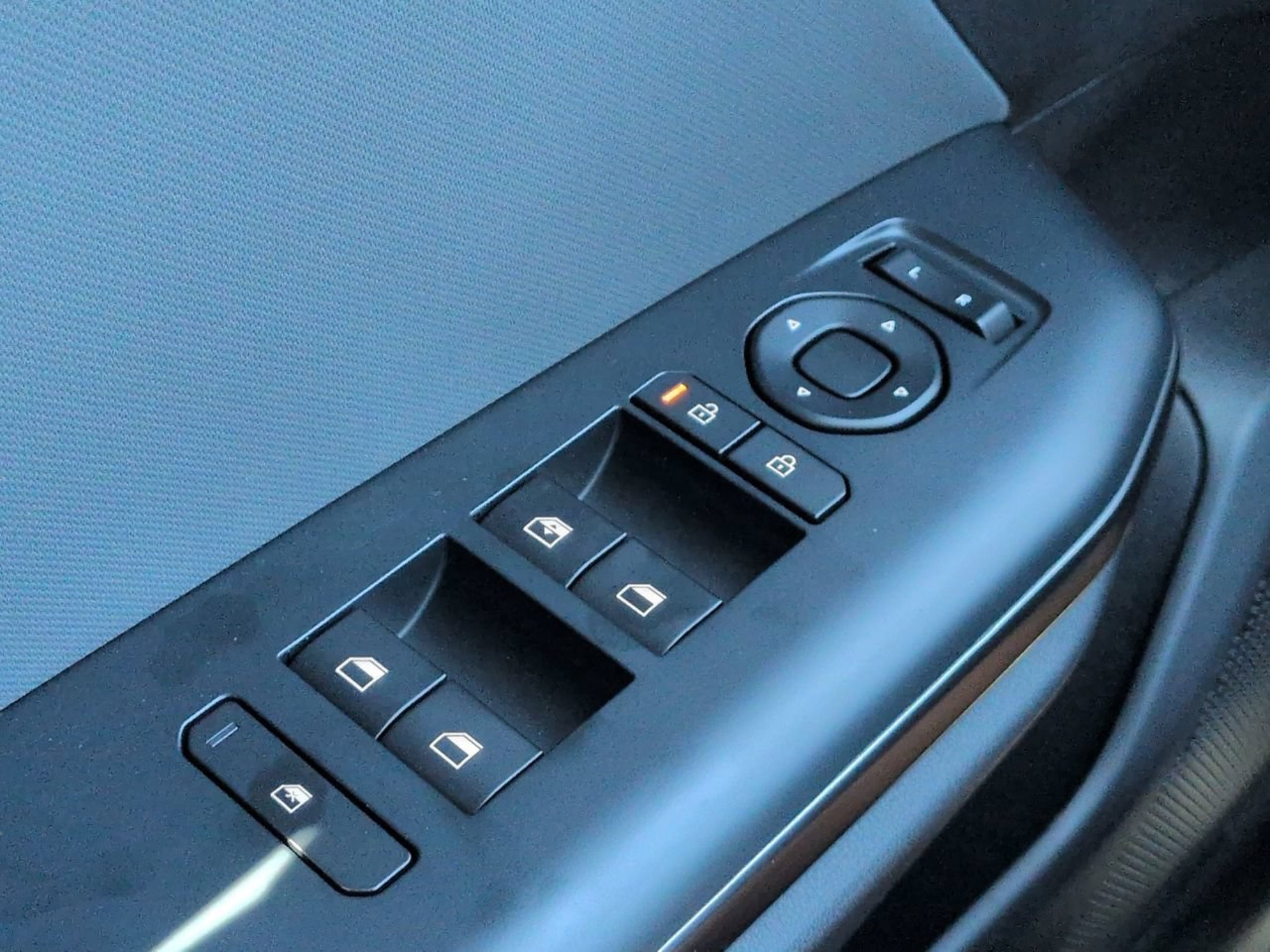 New 2026 Snow White Pearl Kia LXS image 24