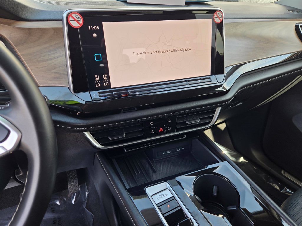 Used 2025  Volkswagen 2.0T SE w/Technology image 18