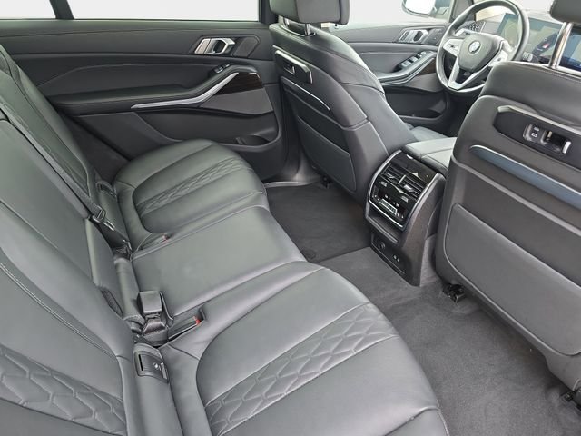 Used 2025 Green BMW xDrive40i image 13