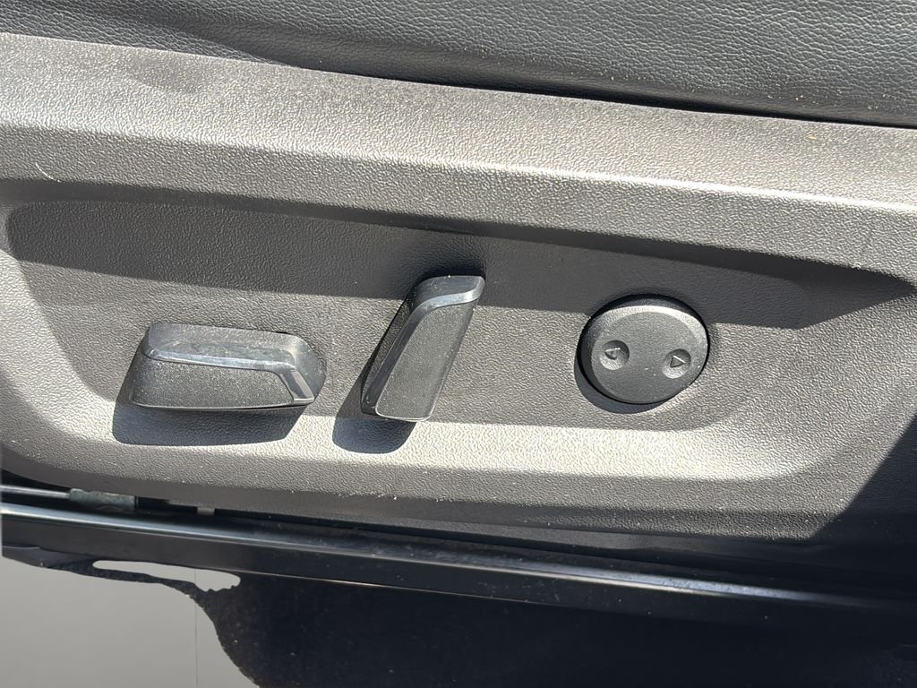 Used 2022 Silver Mitsubishi SEL image 15