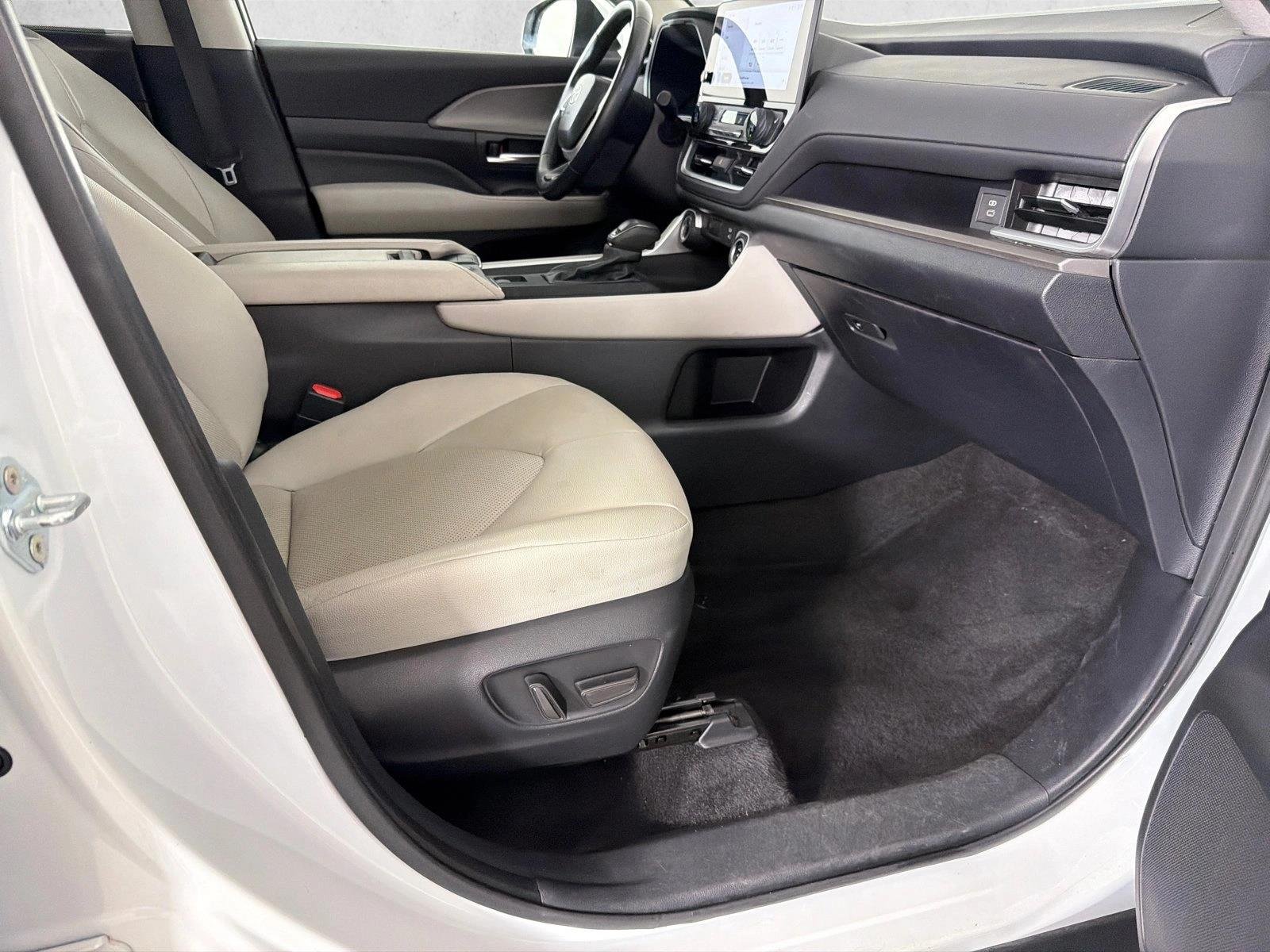 Used 2024 Wind Chill Pearl Toyota XLE image 14
