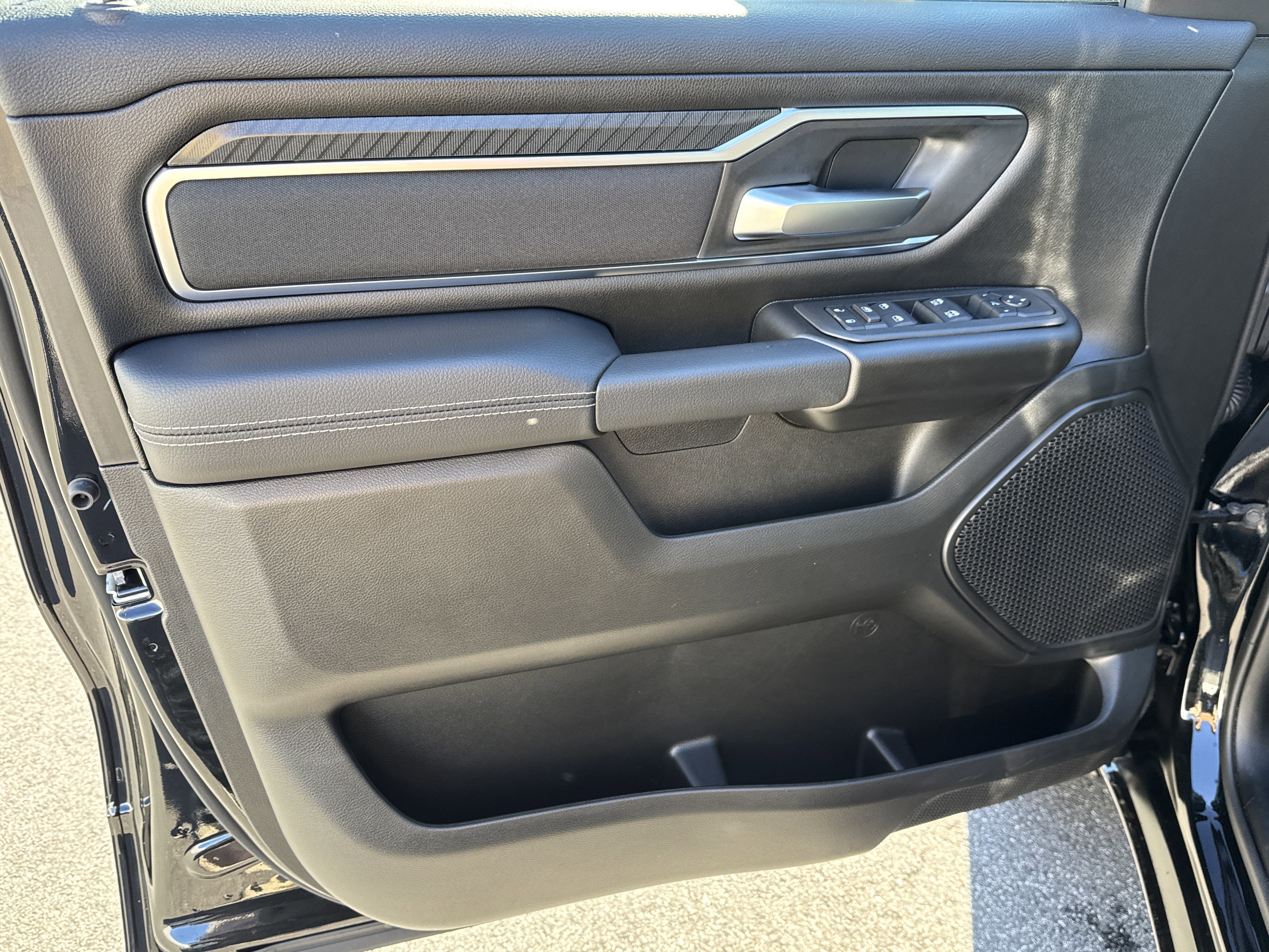 New 2026 Diamond Black Crystal Pearl-Coat Exterior Paint RAM Big Horn/Lone Star image 17
