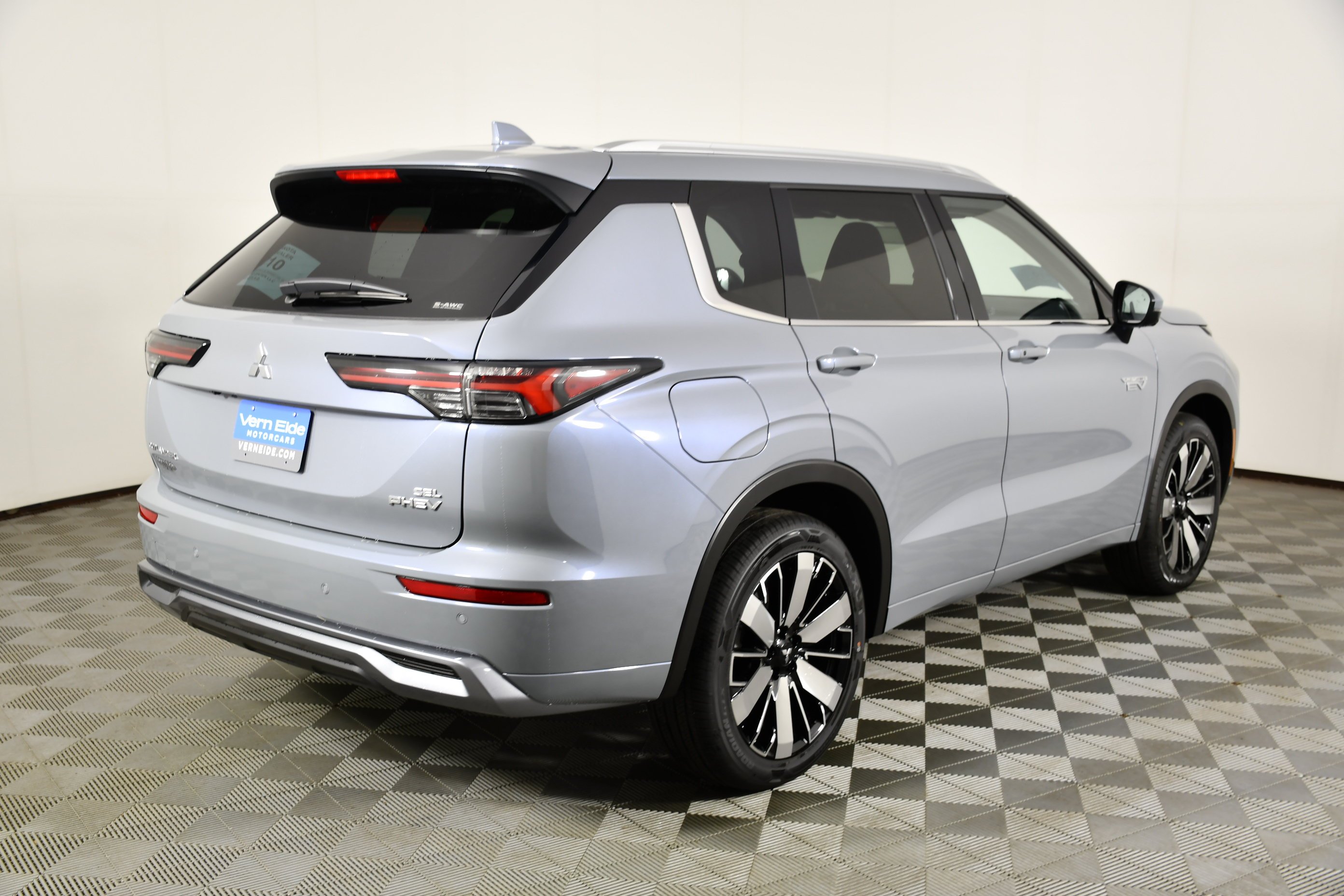 New 2026 Moonstone Gray Metallic Mitsubishi SEL image 6