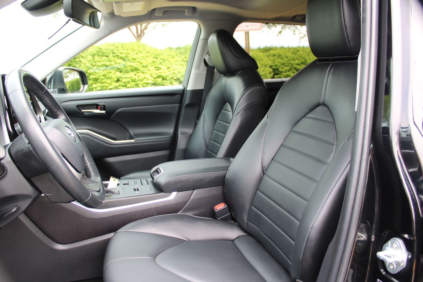 Used 2022 Black Toyota XLE image 8