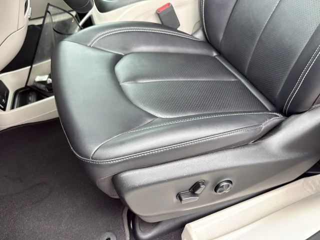 Used 2024 White Chrysler Touring L image 18