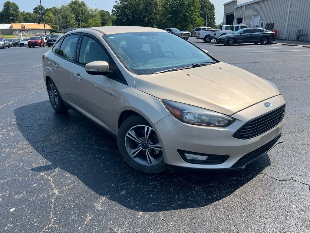 Used 2017 White Gold Metallic Ford SE image 1