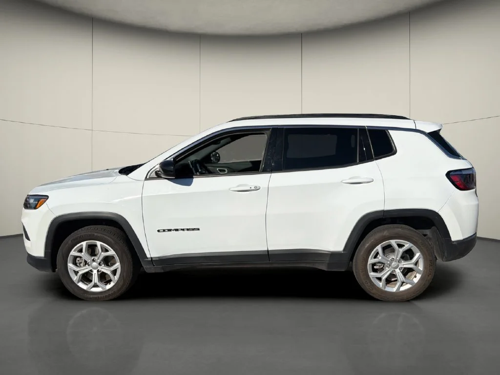Used 2024 White Jeep Latitude image 4