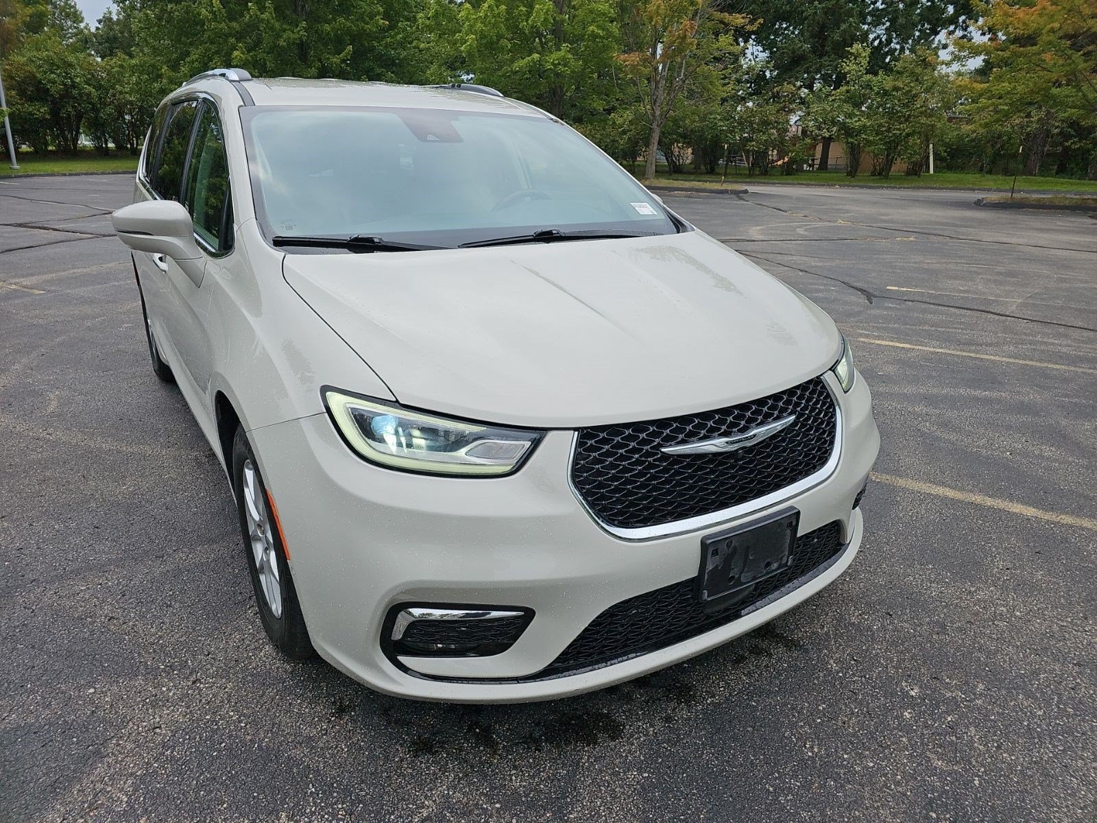 Used 2021 Luxury White Pearlcoat Chrysler Touring L image 7