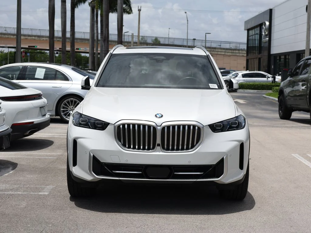 Used 2026 White BMW sDrive40i image 3