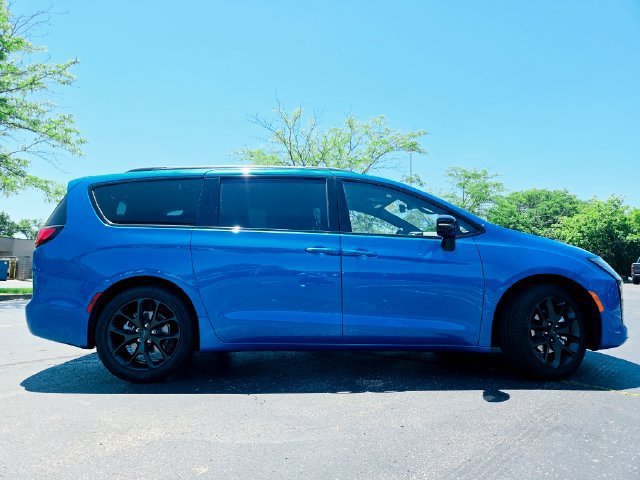 New 2027 Hydro Blue Pearl-Coat Paint Chrysler Limited image 25