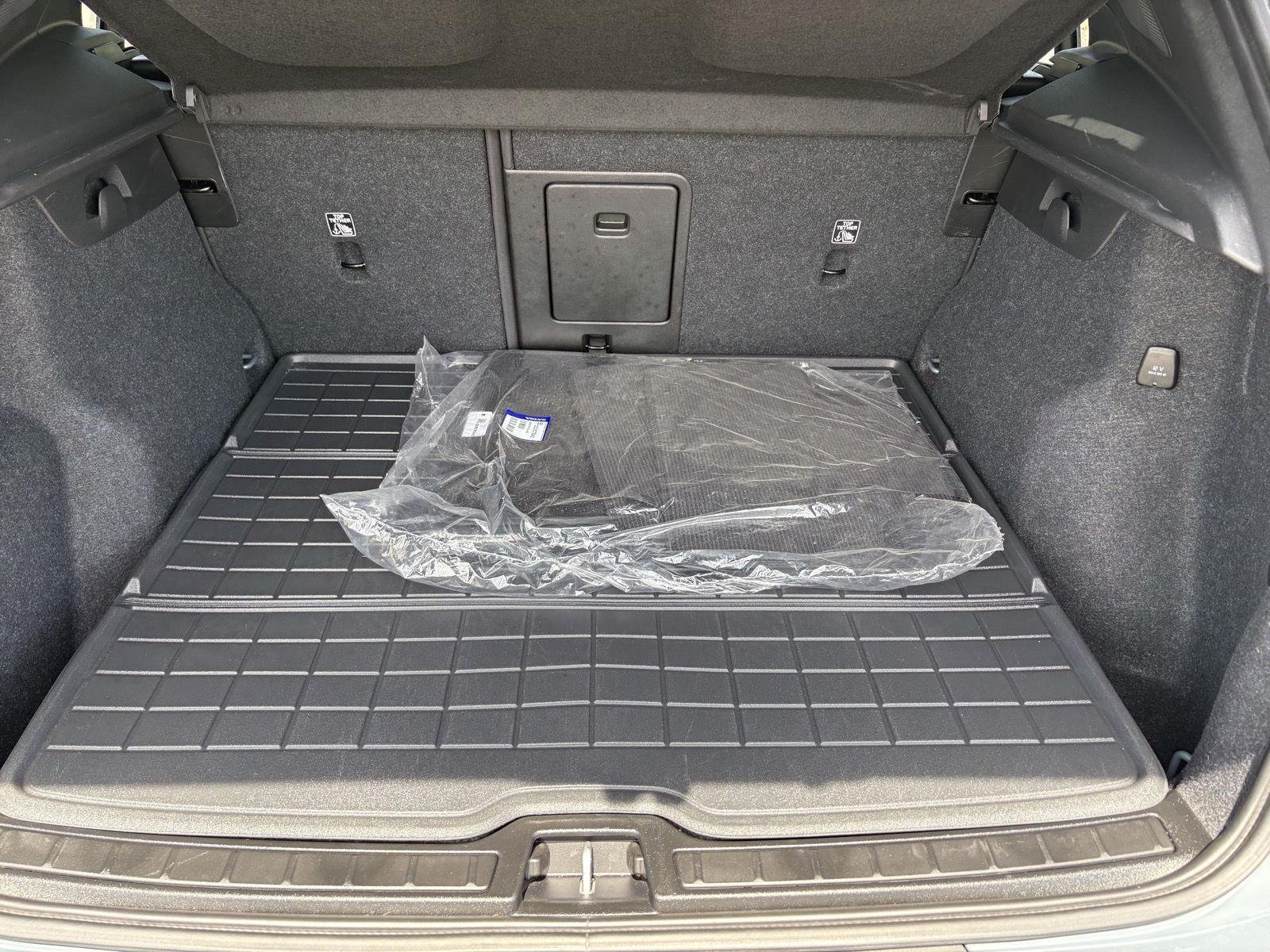 Used 2023 Thunder Grey Metallic Volvo Plus Dark Theme image 32