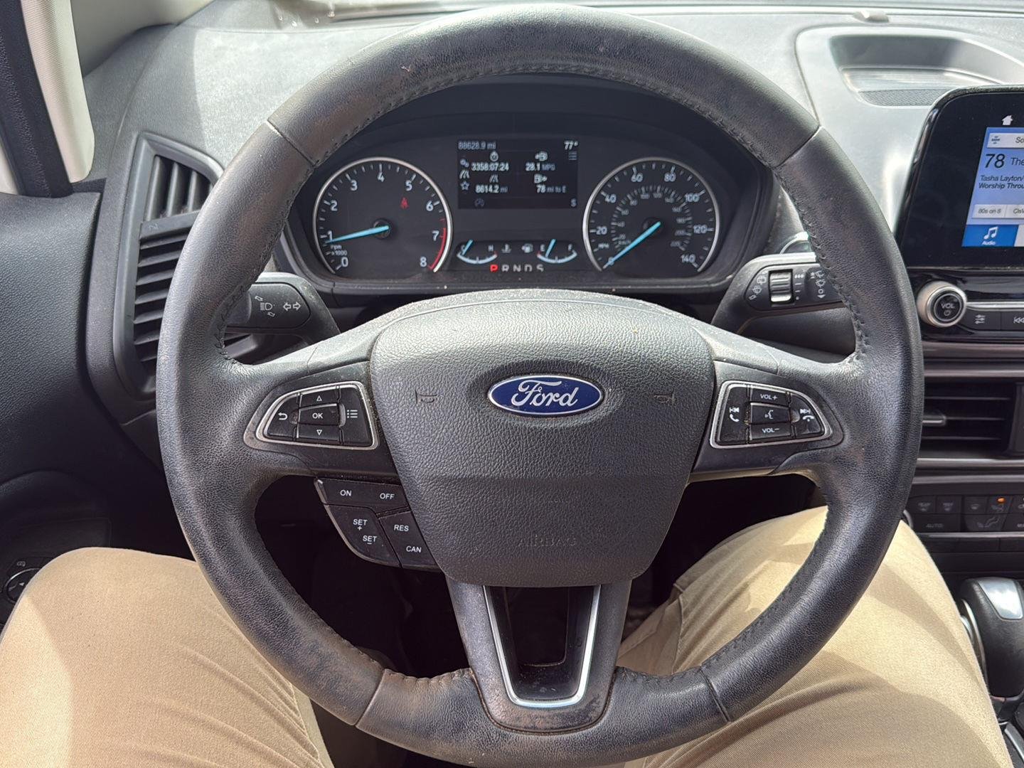 Used 2019 Diamond White Ford SE image 3