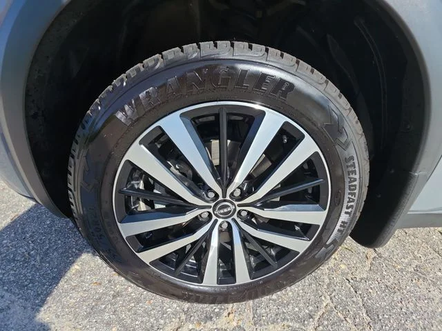 Used 2024 Gray Nissan Platinum image 10