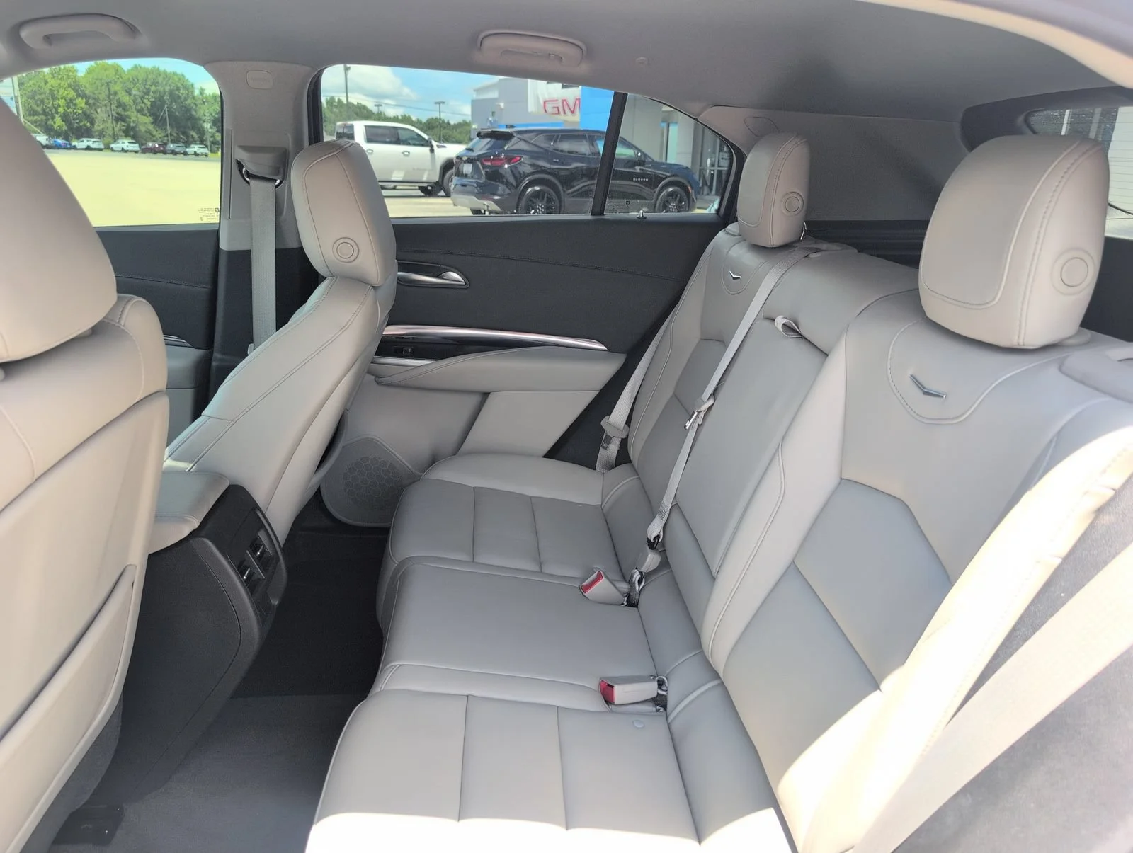 Used 2023 Crystal White Tricoat Cadillac Luxury image 32