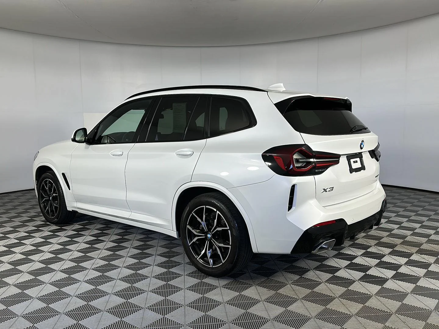 Used 2024 Mineral White Metallic BMW xDrive30i image 23