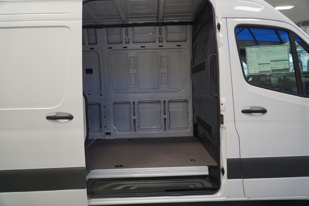 New 2025 Arctic+White Mercedes-Benz Cargo 170 WB image 8