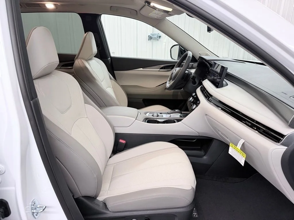 New 2027 RADIANT WHITE INFINITI Luxe FWD image 47