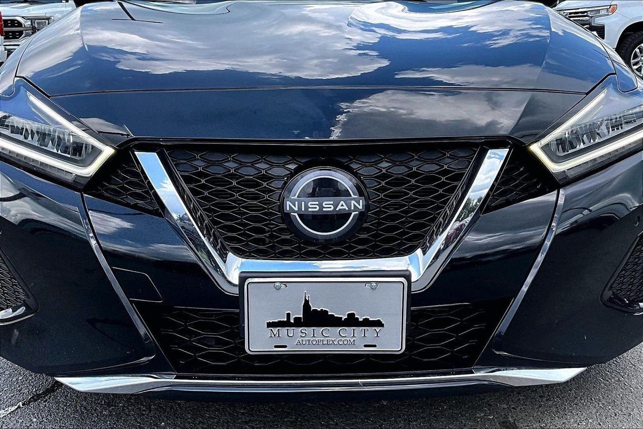 Used 2023 Super Black Nissan SL image 33