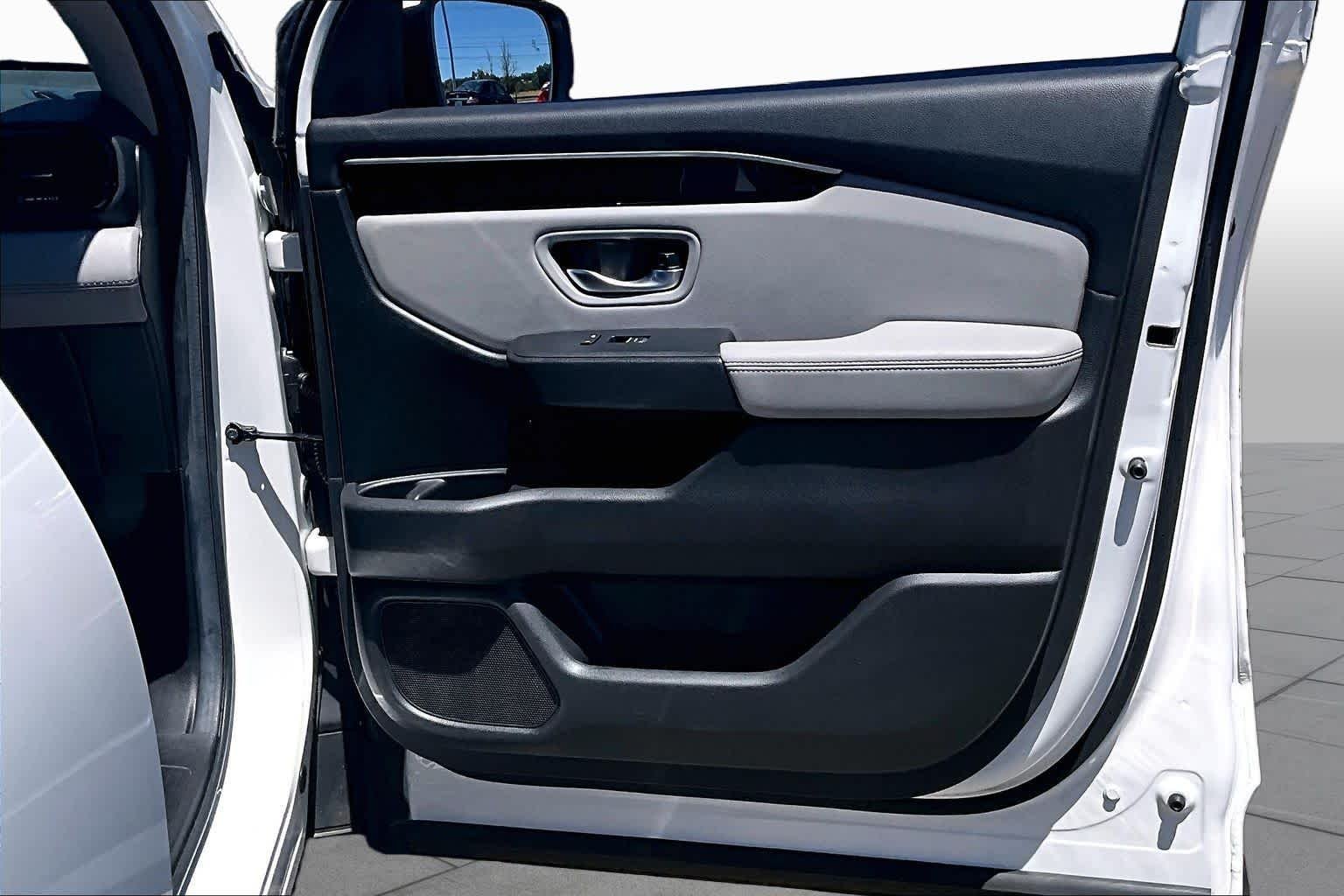 Used 2025 Platinum White Pearl Honda Touring image 22