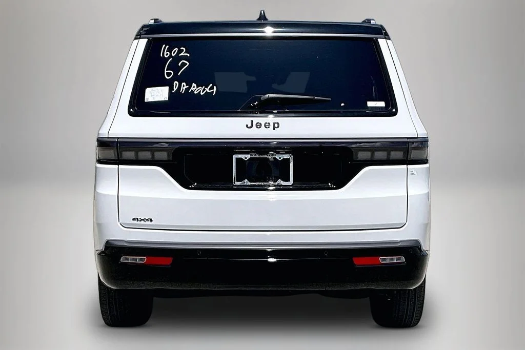 New 2026 Bright White Clear-Coat Exterior Paint Jeep Summit Reserve image 3