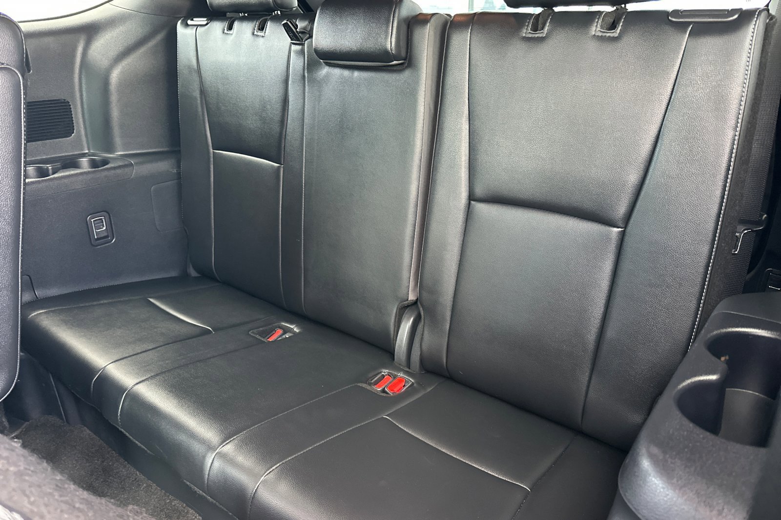 2025 Toyota Highlander LE - Photo 15