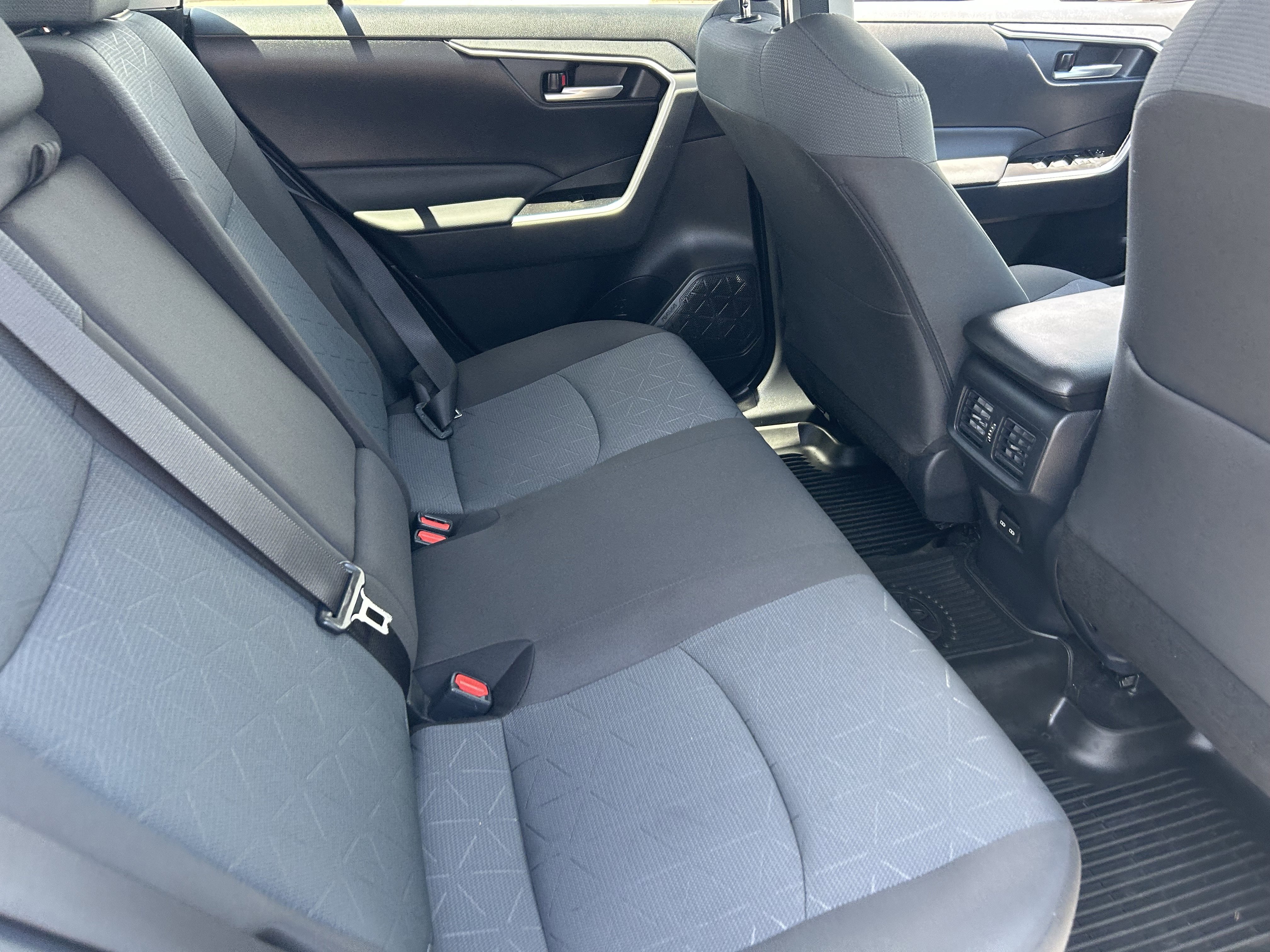2025 Toyota RAV4 XLE - Photo 14