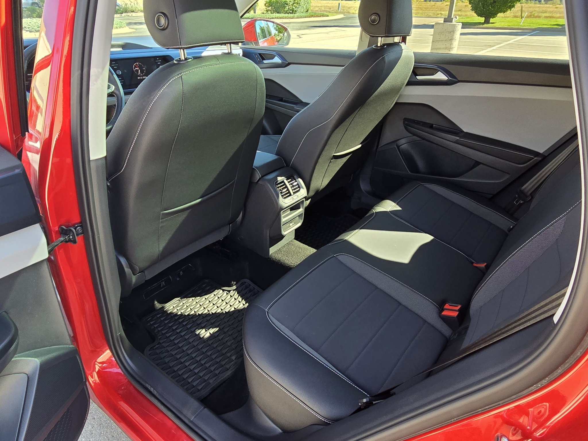 Used 2024 Kings Red Metallic Volkswagen SE image 15
