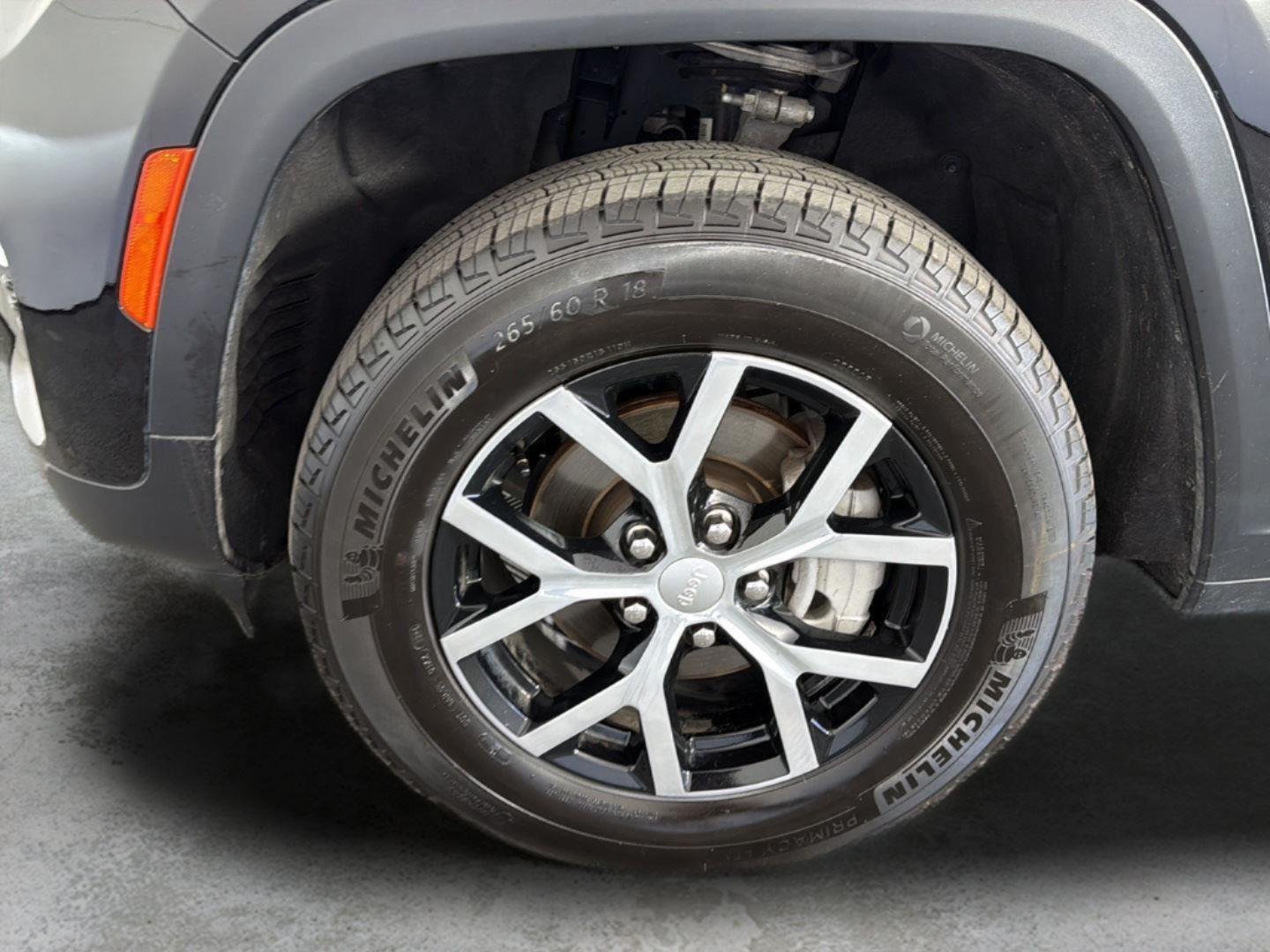 Used 2024 Diamond Black Crystal Pearlcoat Jeep Limited image 16