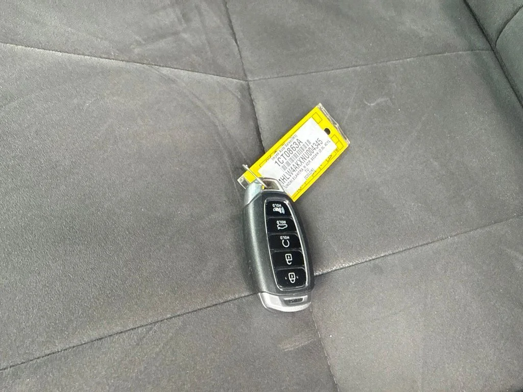 Used 2022 Black Hyundai Base image 20