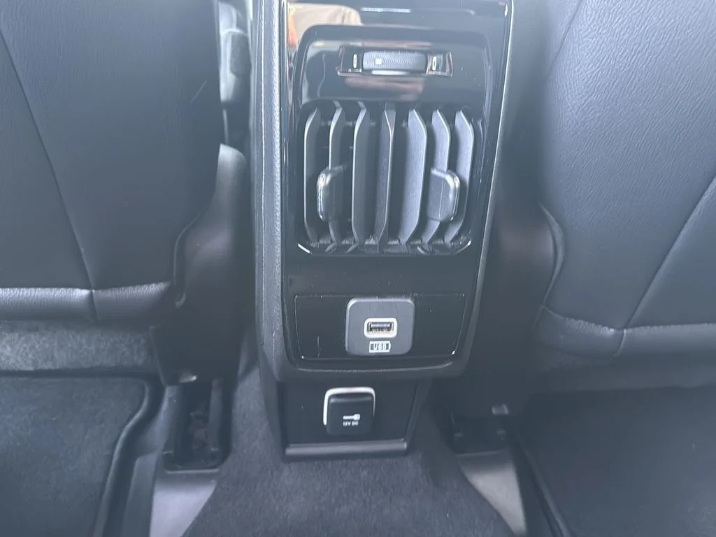 Certified Used 2025 White/off-white Jeep Latitude image 17