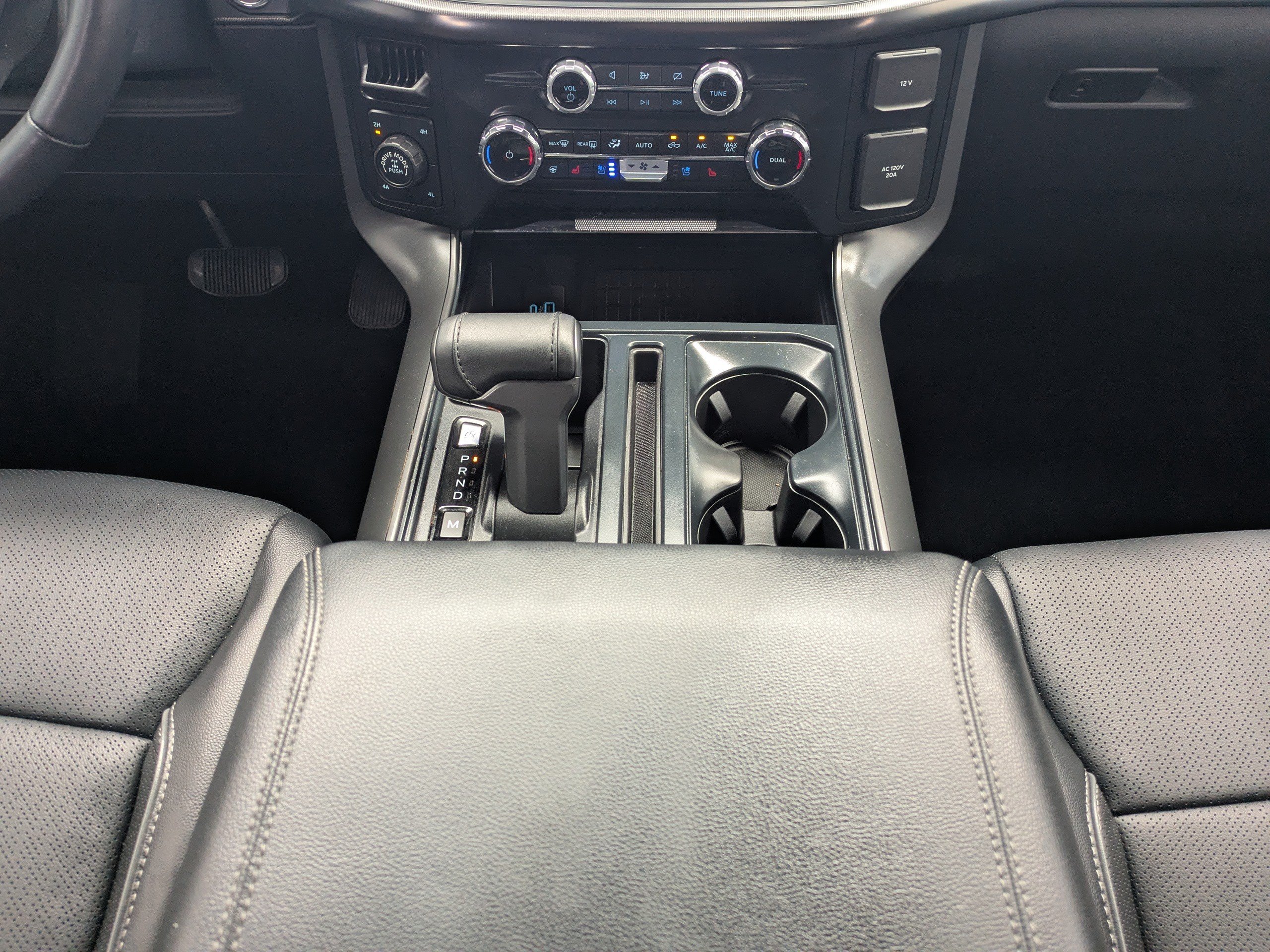 Used 2024  Ford LARIAT image 19