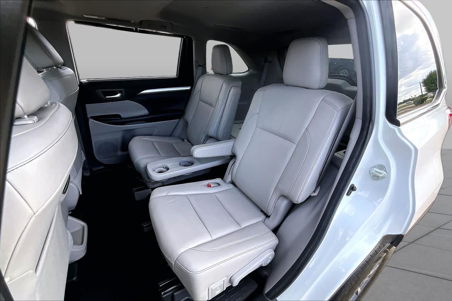 Used 2018 Blizzard Pearl Toyota XLE image 20