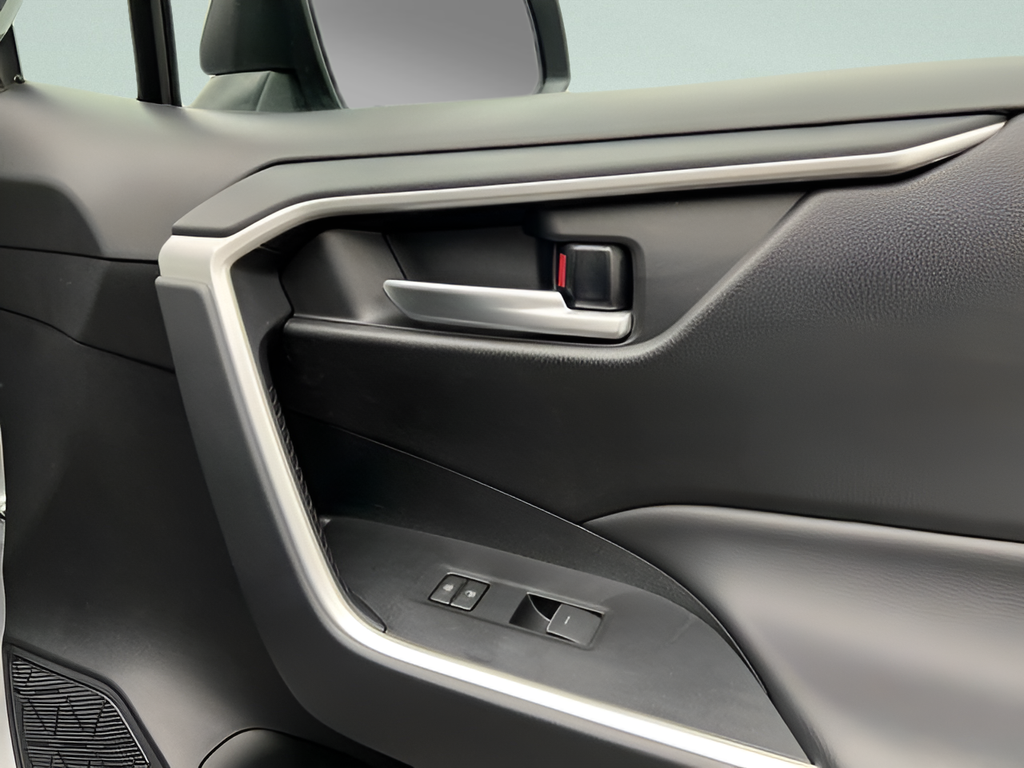 Used 2025 Silver Sky Metallic Toyota XLE image 11