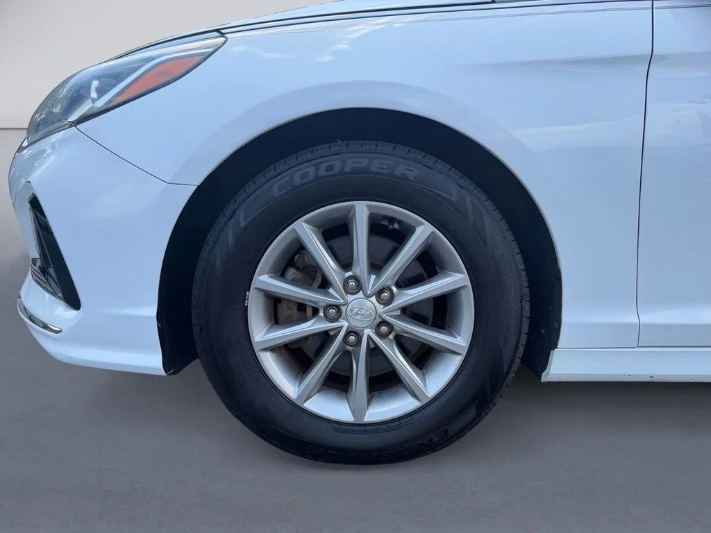 Used 2018 Quartz White Pearl Hyundai SE image 9