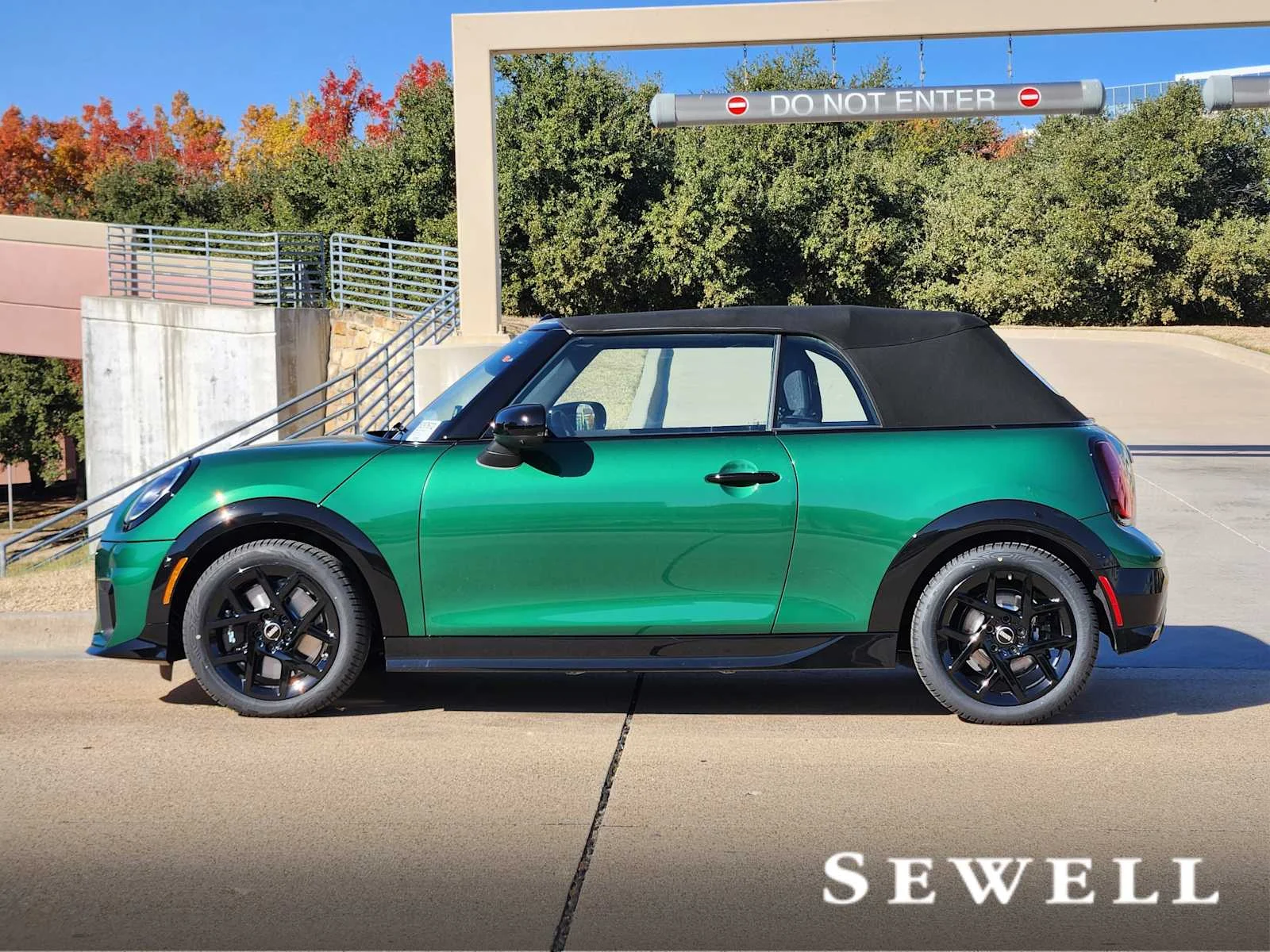 New 2026 British Racing Green IV Metallic MINI Iconic image 2