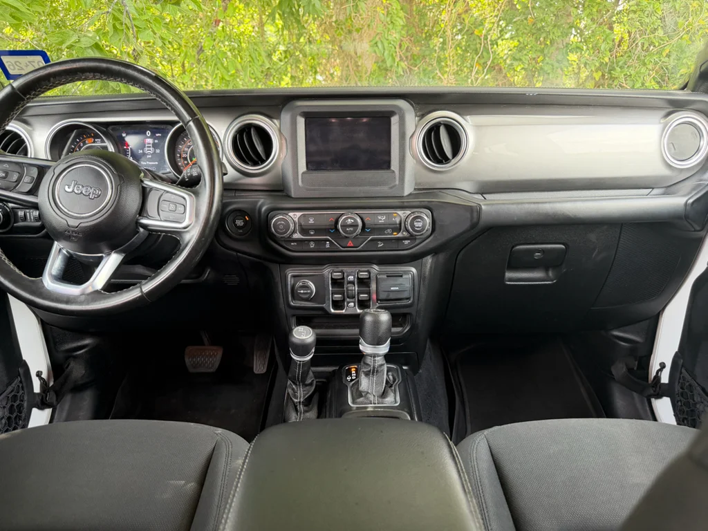 Used 2020 Bright White Clearcoat Jeep Sahara image 11