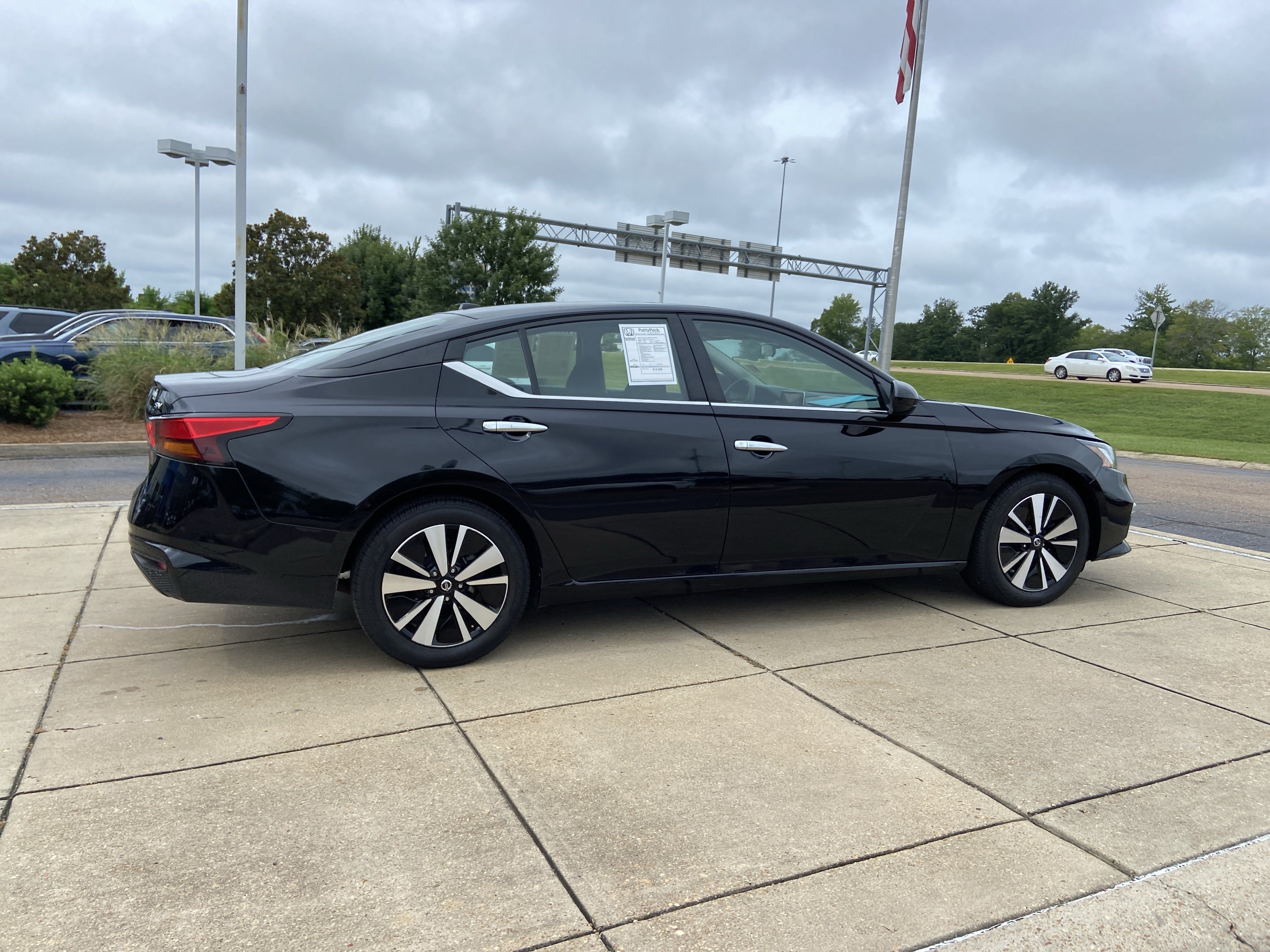 Used 2022 Super Black Nissan 2.5 SV image 12