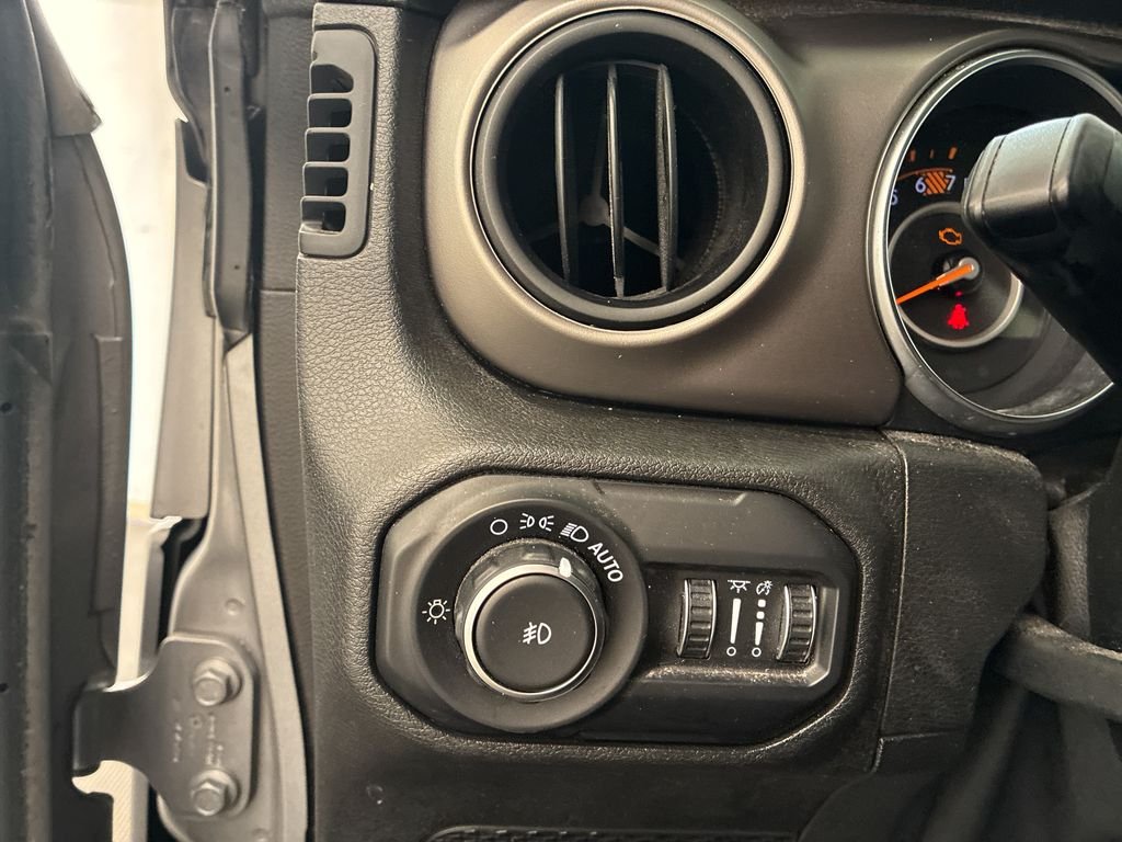 Used 2018 Silver Jeep Unlimited Sport S image 20