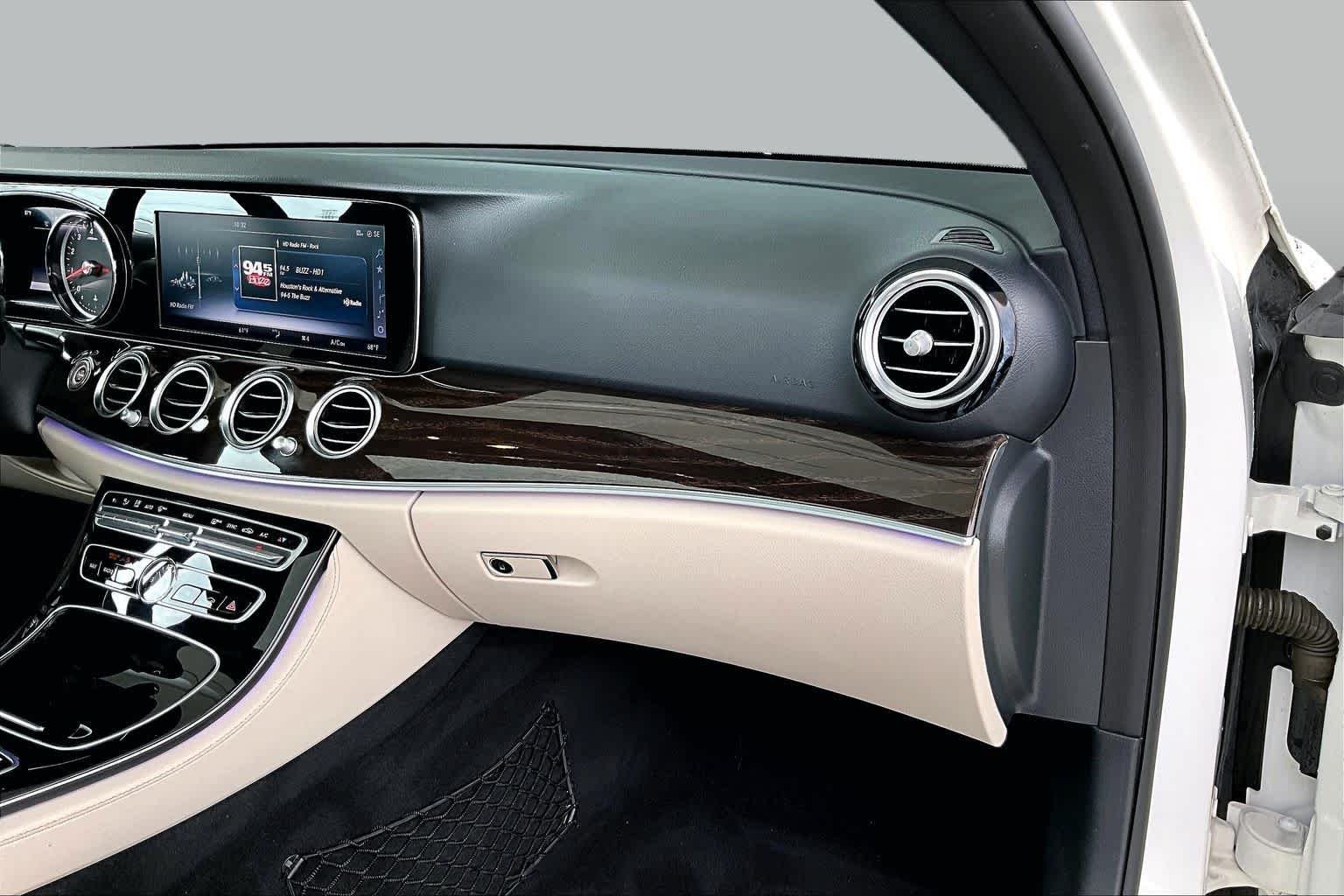 Used 2017 designo Diamond White Metallic Mercedes-Benz E 300 Sport image 17